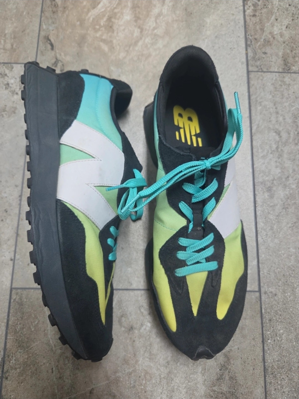 - 327 New Balance Men’s Green & Teal Retro Runner